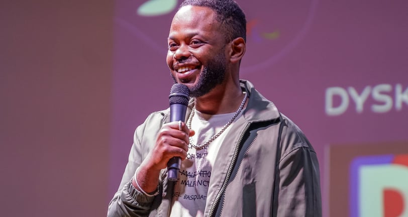Dyskette, jeune humoriste réalise un petit sketch pendant une conférence