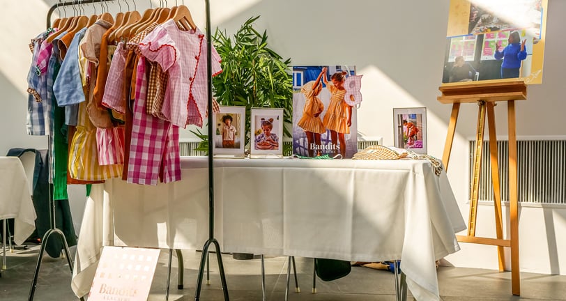 Stand pendant un événement d'entreprise d'une marque de vêtement avec des hauts exposés