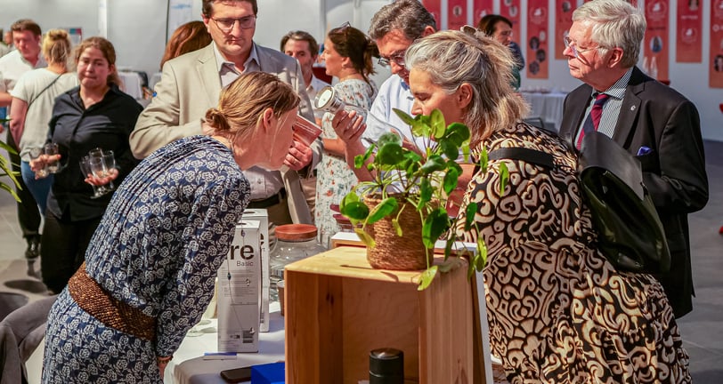 Deux femmes qui discutent devant un stand fleuri avec de belles plantes