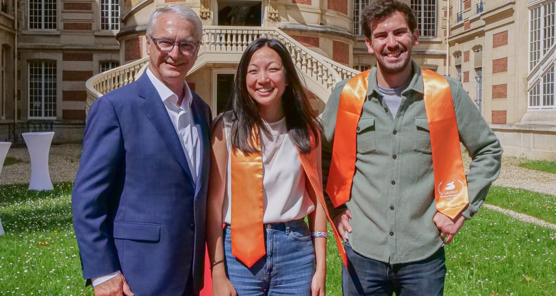 Deux hommes et une femme posent après la réception de leur trophée devant la mairie de Versailles