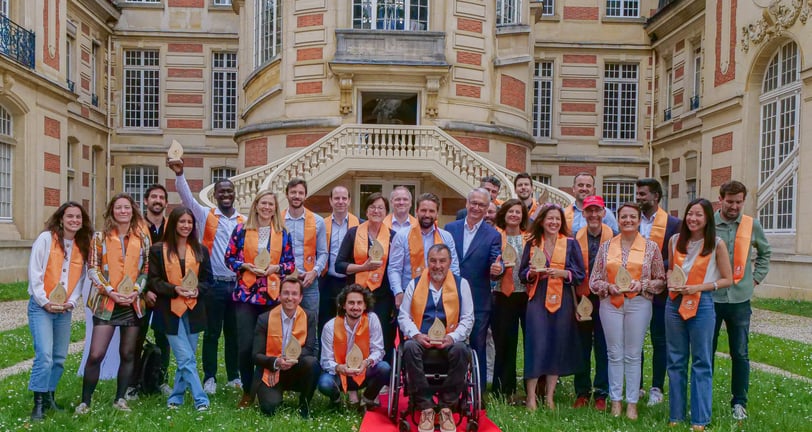 Promotion de lauréats Réseau Entreprendre Yvelines qui pose avec leurs trophées