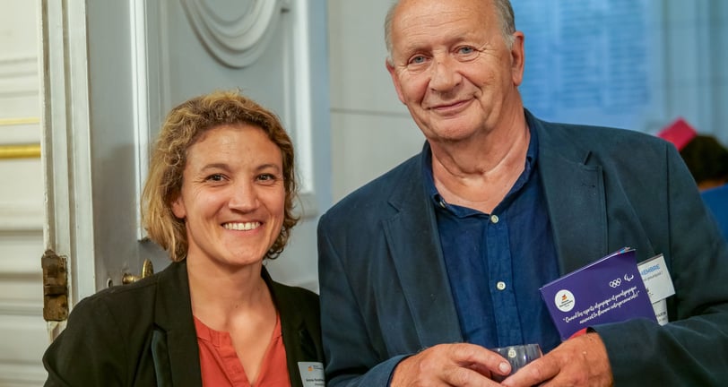 Un homme et une femme qui regardent l'objectif en souriant