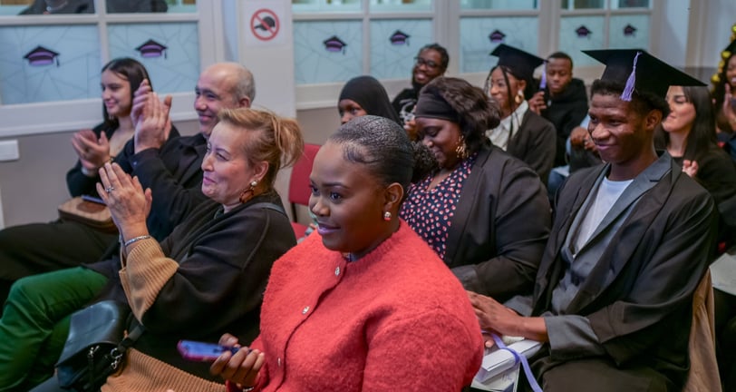 Toutes les personnes de la remise de diplômes qui assistent à la cérémonie et applaudissent