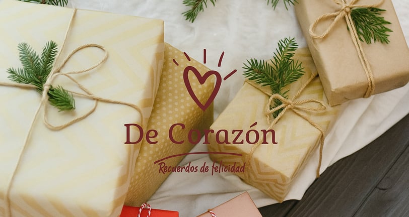 Regalo personalizado envuelto con estilo natural, ideal para ocasiones especiales, hecho a mano por 