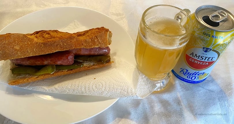Bocadillo de longanizas con pimiento y cerveza Amstel 0.0% alcohol