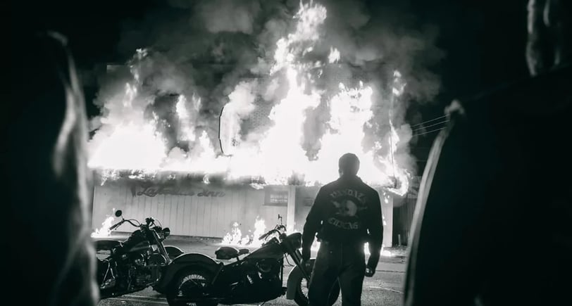 Tom Hardy de dos dans le film The Bikeriders