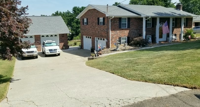 Concrete drive way cleaning in Morristown, Tn 37813 37814 near me by Bobs Pressure Washing LLC in Bulls Gap, Tn 37711 1