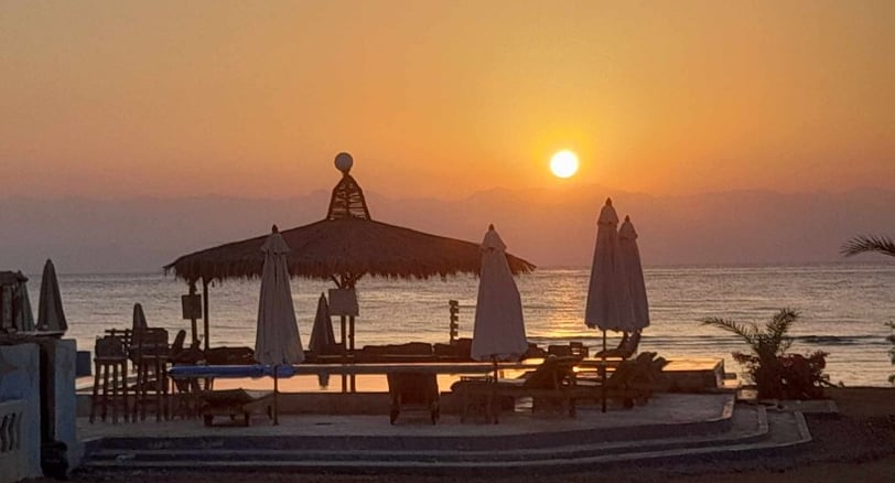 Auringonnousunäkymä uima-altaalta merinäköalalla Egyptissä