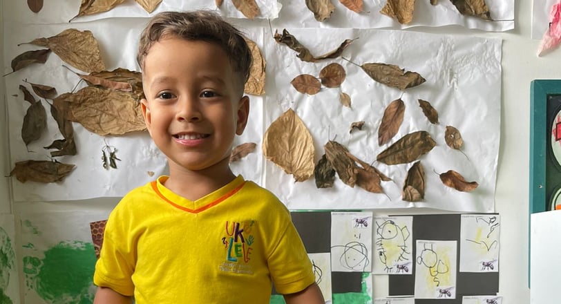 Niño mostrando proyectos en jardín infantil Ukelele