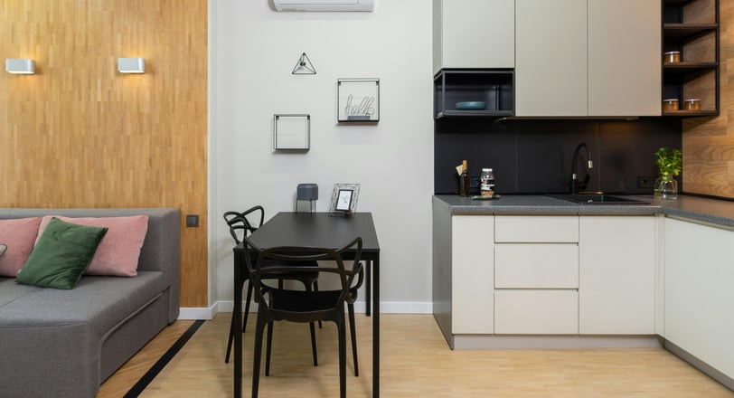 cozinha e sala bem iluminadas