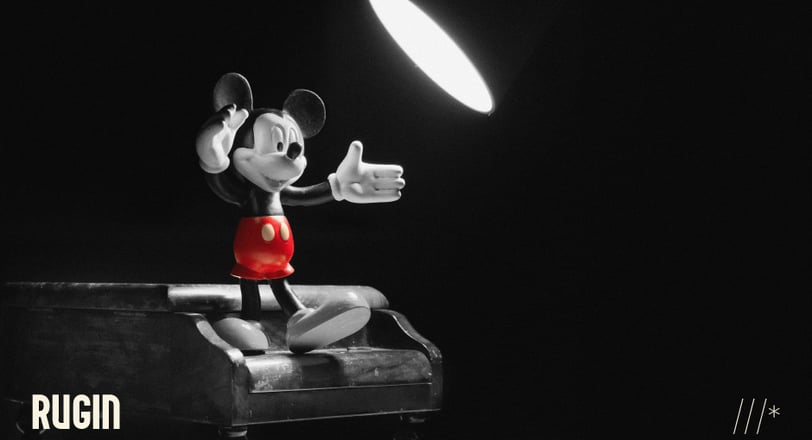 boneco do mickey mouse em highlight em cima de um degrau
