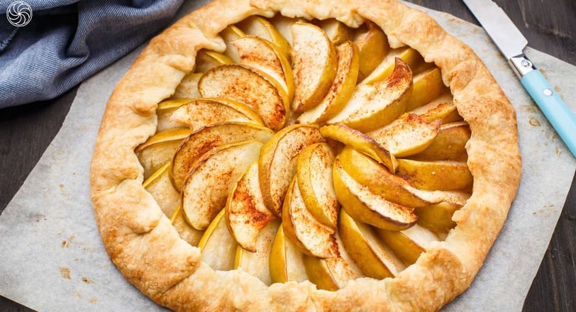 Freshly baked apple crostata featuring a flaky, golden crust, arranged with sliced Apples galette