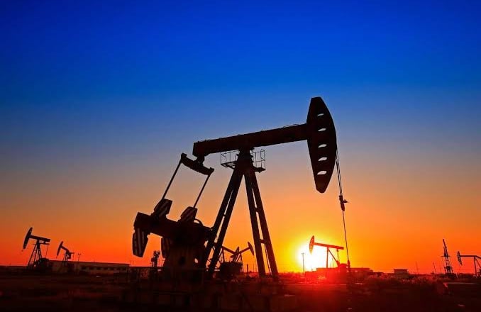 Oil Prices Fall Amid Rising U.S. Inventories and Geopolitical Instability