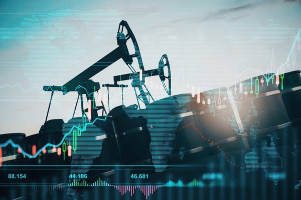 Oil Prices Dip but Stay on Track for Weekly Gains as Rate Cuts and Middle East Tensions Boost Market