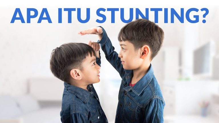 dua anak yang sedang mengukur tinggi badan masing masing