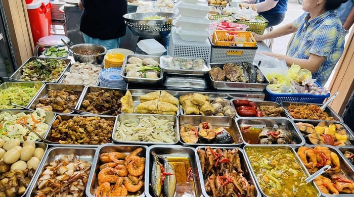 Đơn hàng nữ bán cơm 