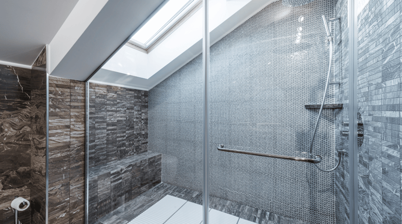 Baño con doble lavabo y ducha efecto lluvia en reforma de vivienda