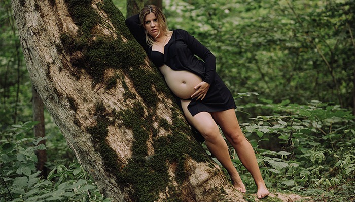 nėšiosios fotosesija miške nuogu pilvuku