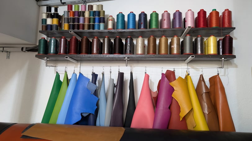 Un assortiment de fils et de cuirs aux couleurs variées