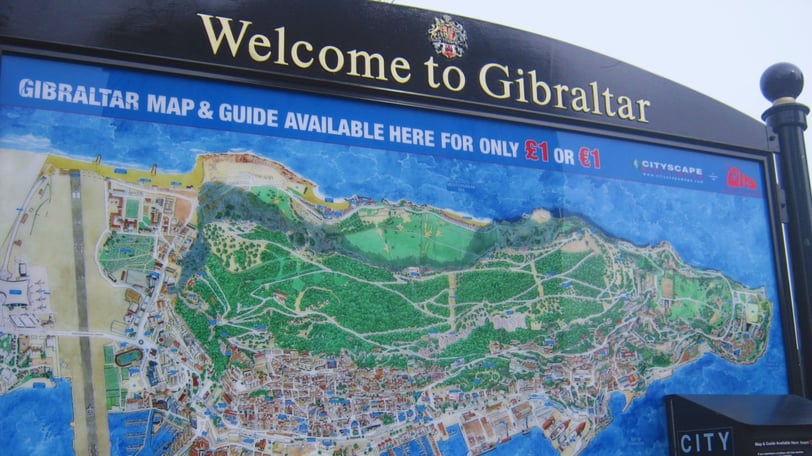foto da placa mapa de Gibraltar
