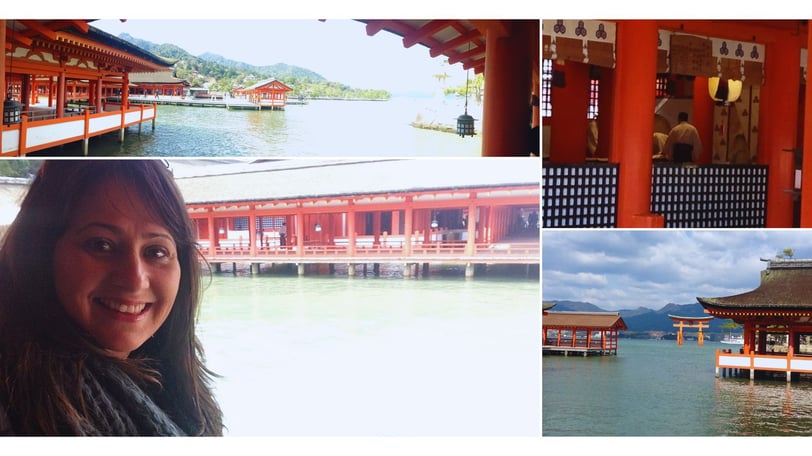 Foto da autora visitando o shinto srine em Miyajima.