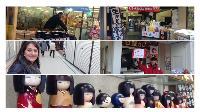 Foto da autora nas lojinhas em Miyajima.