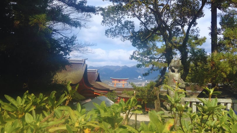 Vista do Torii do topo da ilha em Miyajima.