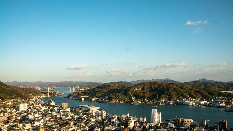 Vista da zona portuária em Hiroshima, chegando de navio.