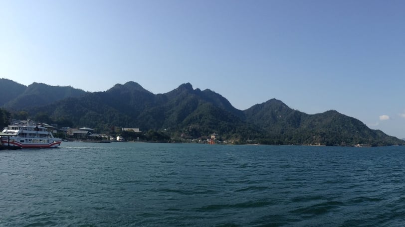 Vista da ilha de Miyajima da balsa.