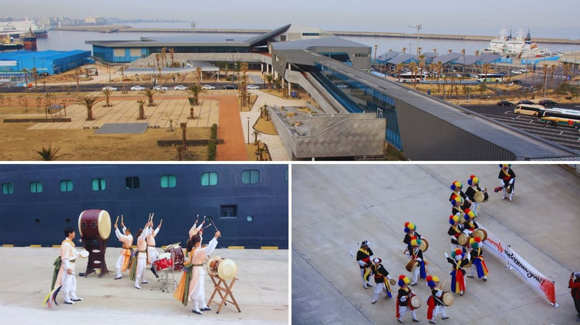 Vista do navio atracado no Porto de Jeju com apresentação de dança tradicional coreana ao fundo.