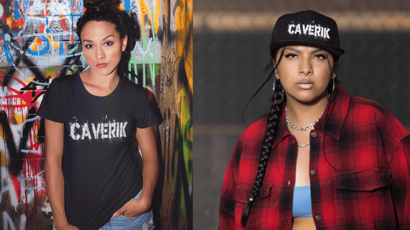 Modelo feminino usando uma camiseta estampada da Cavérik, jaqueta de couro, calça jeans.