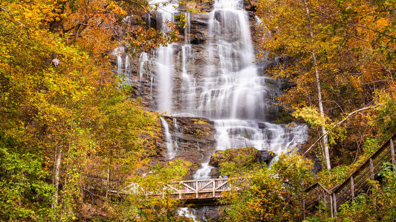 Cascada y paisaje de Otoño