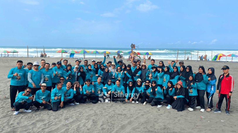 aktivitas outbound di pantai Parangtritis bersama Sinergy Adventure