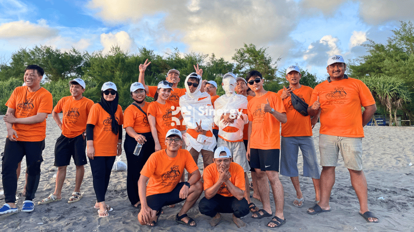 peserta mengikuti games team building dalam paket outbound Parangtritis