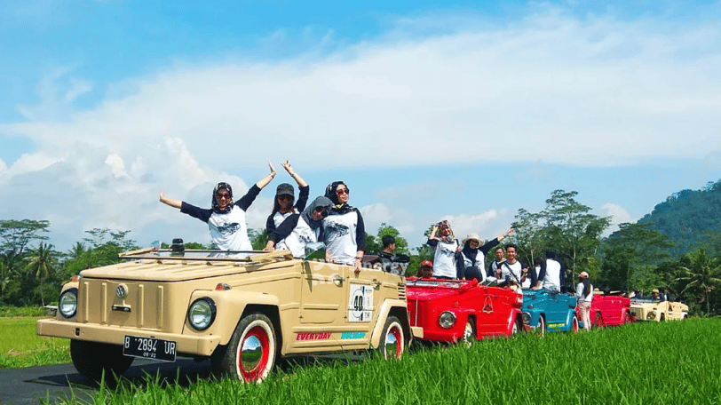 VW Safari borobudur melintasi persawahan yang ada di pedesaan dekat candi borobudur