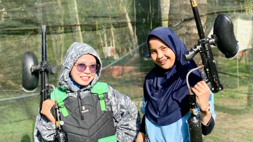 Peserta paintball Jogja sedang bersiap di arena outdoor Ledok Sambi
