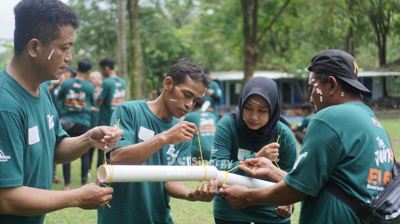 Peserta kegiatan outbound team building berpartisipasi dalam permainan kerja sama tim untuk meningkatkan keterampilan komunik