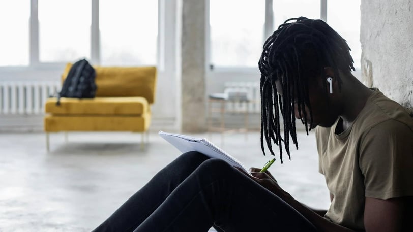 Jovem ouvindo música com fones – Relaxamento como estímulo para ideias criativas.