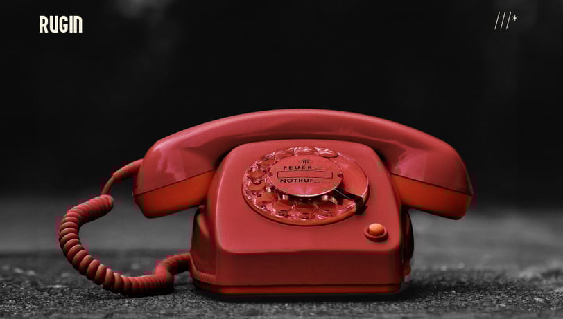 Telefone Antigo de Discagem em Vermelho em um fundo cinza com preto.