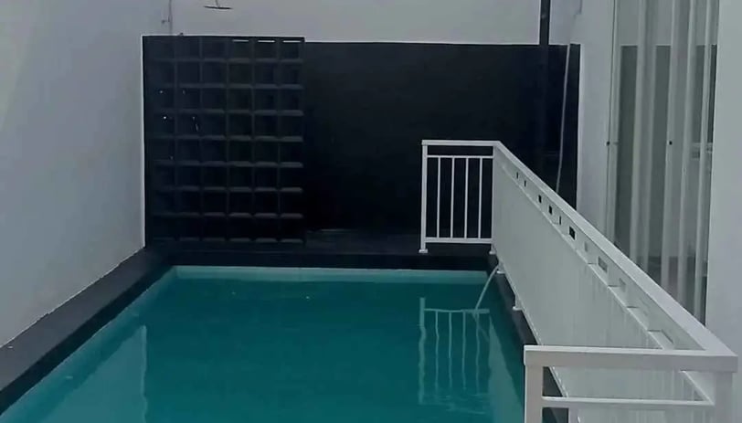 Kolam renang minimalis dengan desain industrial