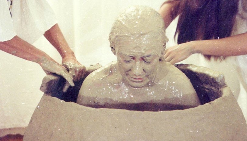 Celeida Tostes na performance 'Passagem', de 1979 (Foto Henry Stahl)