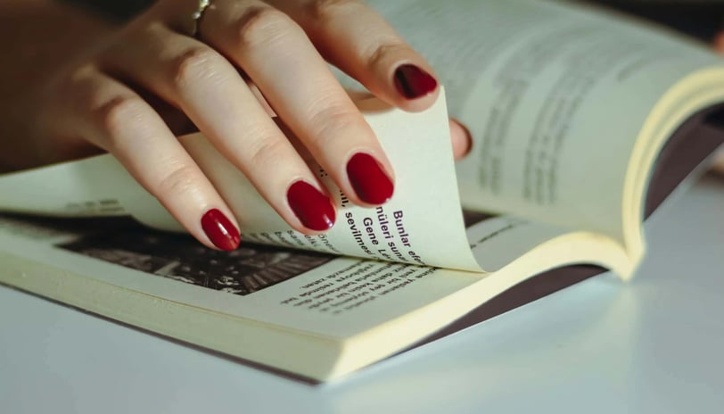 Livro aberto com anotações – Pesquisa como fonte de inspiração criativa.