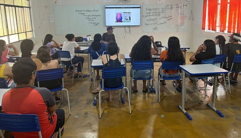 Sérgio Astral orientando adolescentes – Sérgio ensina técnicas de stencil em oficina de grafite para