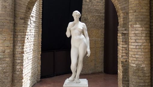 Pátio tranquilo da Pinacoteca Luz, proporcionando um refúgio cultural no coração de São Paulo.