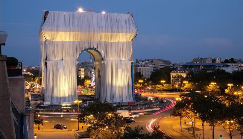 O projeto “L’Arc de Triomphe, Wrapped”, originalmente idealizado em 1961, finalmente ganhou vida.