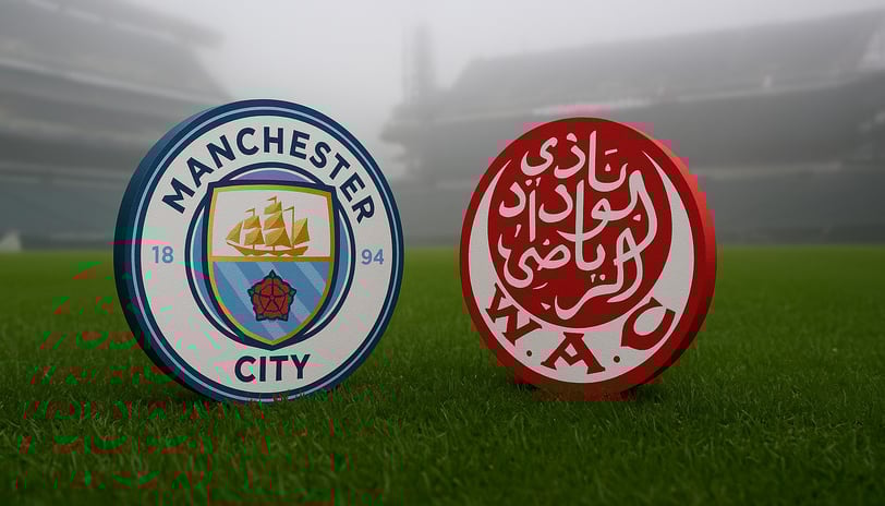 Escudos de Man City e Wydad AC sobre gramado de estádio