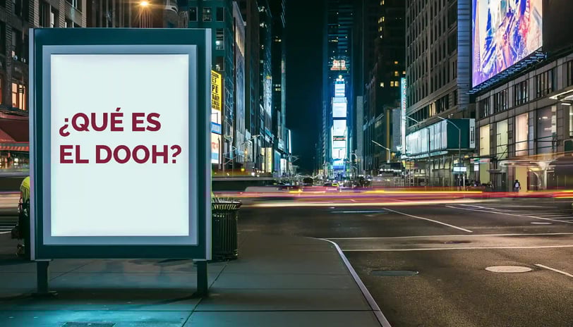 Cartel publicitario exterior con texto interior que indica "¿Qué es el DOOH?"