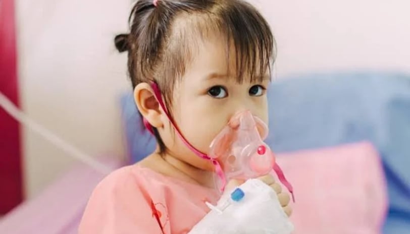 anak kecil yang sedang menghirup oksigen karena menderita pneumonia