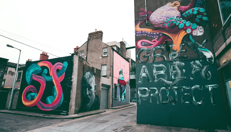Arte urbana vibrante em uma rua movimentada da cidade