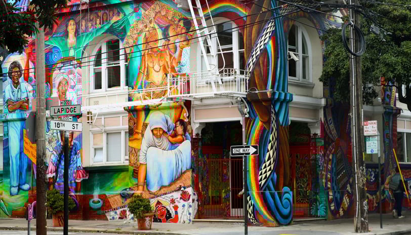 Grafite colorido em uma parede urbana, retratando uma paisagem surreal